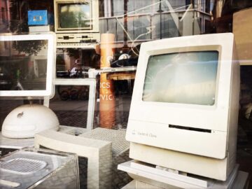 Ein Schaufenster voller alter Computer.