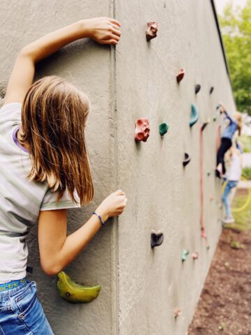 Schülerinnen an der Kletterwand