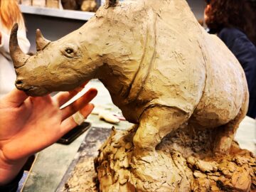 Ein sehr ausdrucksstarkes, plastiziertes Nashorn aus Ton.