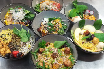 Bunte Salate aus der Schulkantine.